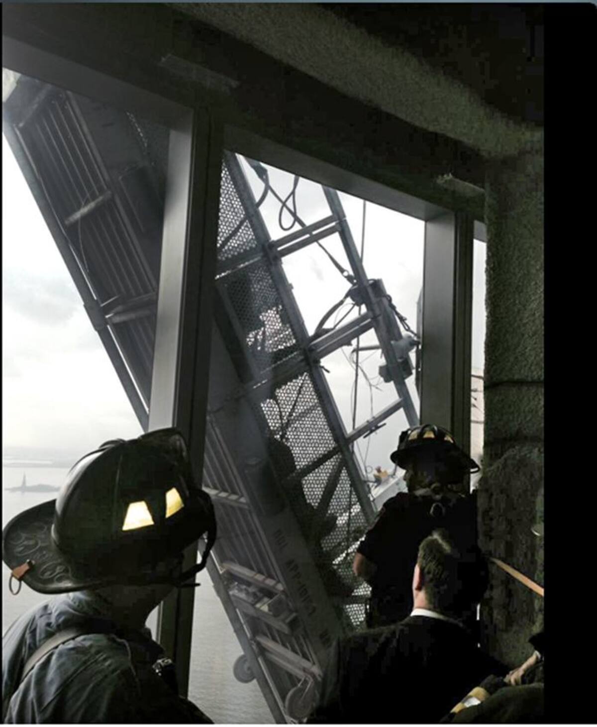 Uno de los cables se soltó, aparentemente, mientras subía a la cima de la torre, la más alta de Estados Unidos. AP