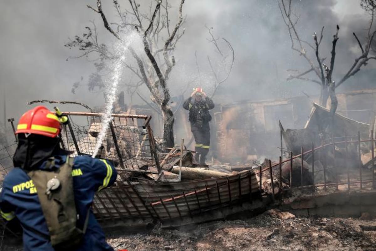 Casi 500 bomberos de Grecia, Rumanía, Bulgaria, la República Checa y Albania intentan apagar las llamas. // EFE