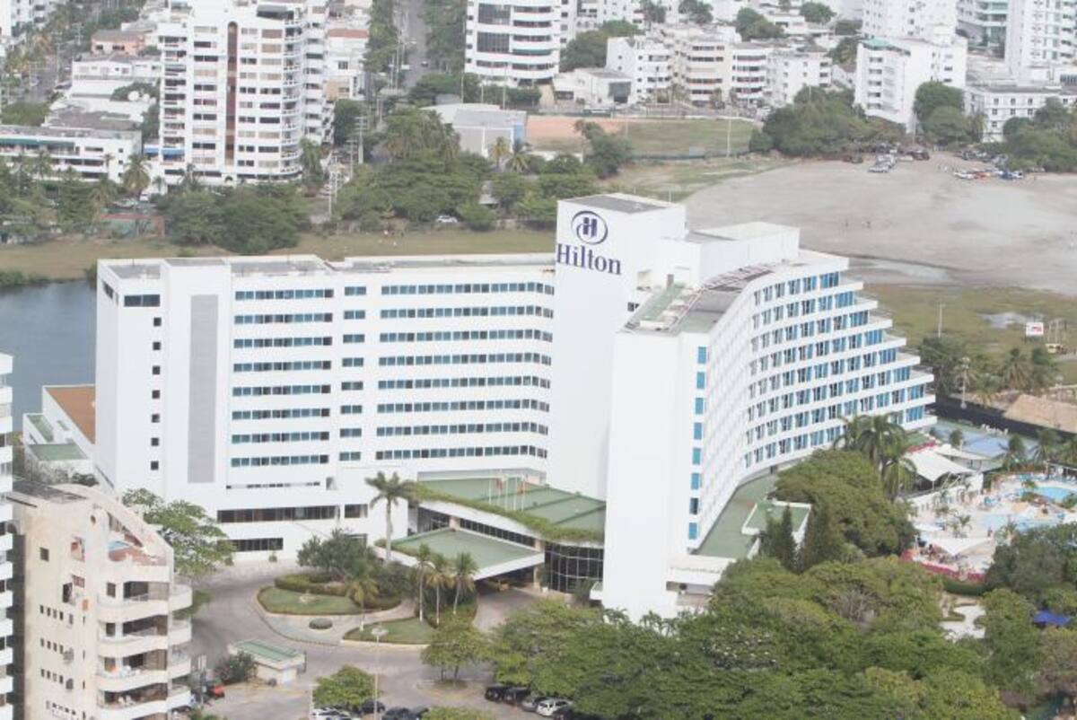 Para no demoler las construcciones ya hechas, el Hotel Hilton deberá construir un parque para uso de la comunidad, en un periodo improrrogable de tres años. JULIO CASTAÑO - EL UNIVERSAL