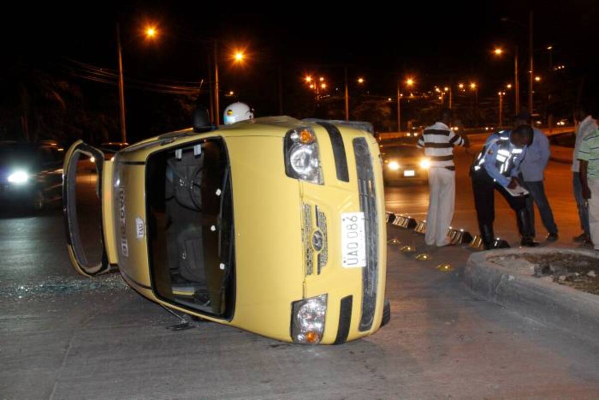 Un taxi “zapatico” de placa UAQ 086 quedó volcado en la subida del puente de Chambacú luego de tropezar con el separador central de la vía. Nayib Gaviria - El Universal