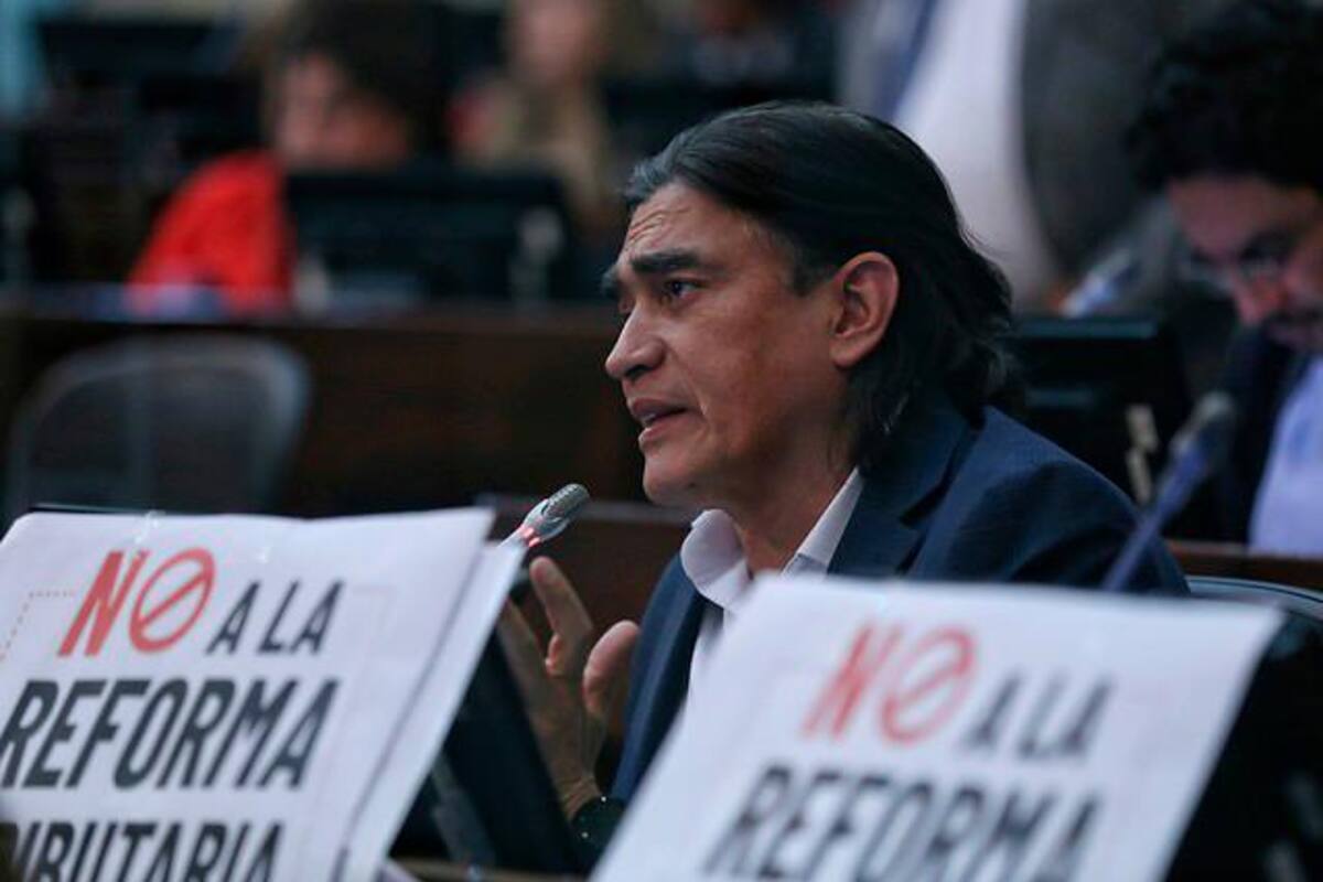 Polémica por iniciativa de senador que busca dotar a la primera línea