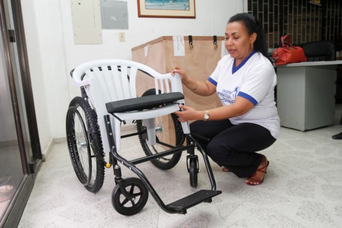 Sandra Cuadro, gestora de proyectos de Children International, Fundacion Amigos de los niños y los Jóvenes Cartagena, entregó la silla para la señora Caridad. Aroldo Mestre - El Universal