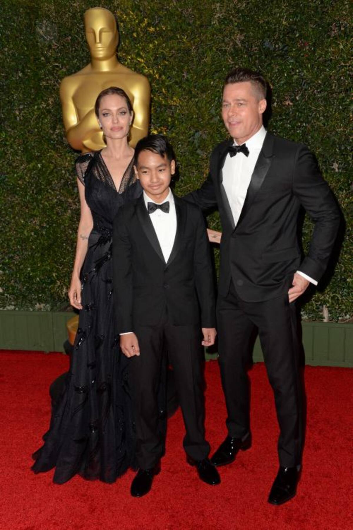 Angelina Jolie en la gala junto con su esposo Brad Pitt y su hijo adoptivo Maddox. AFP KEVIN WINTER