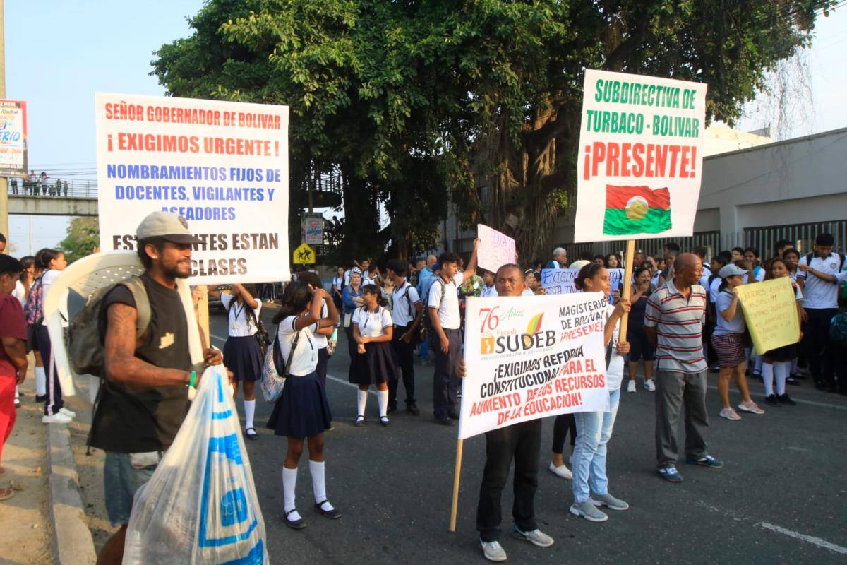 A esta hora: Protesta a las afueras de colegio en Turbaco por falta de docentes