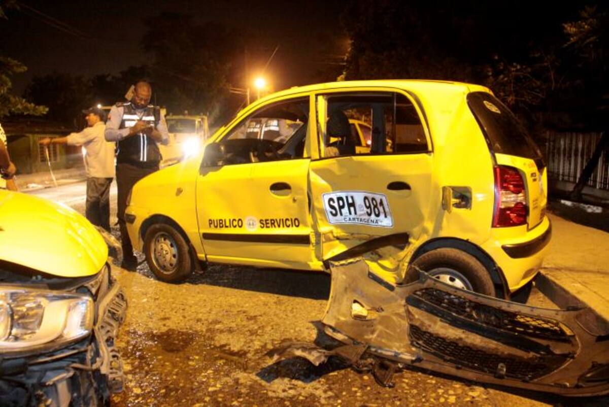 El conductor y los tres pasajeros de este taxi, resultaron levemente heridos tras el fuerte accidente. Nayib Gaviria Amador
