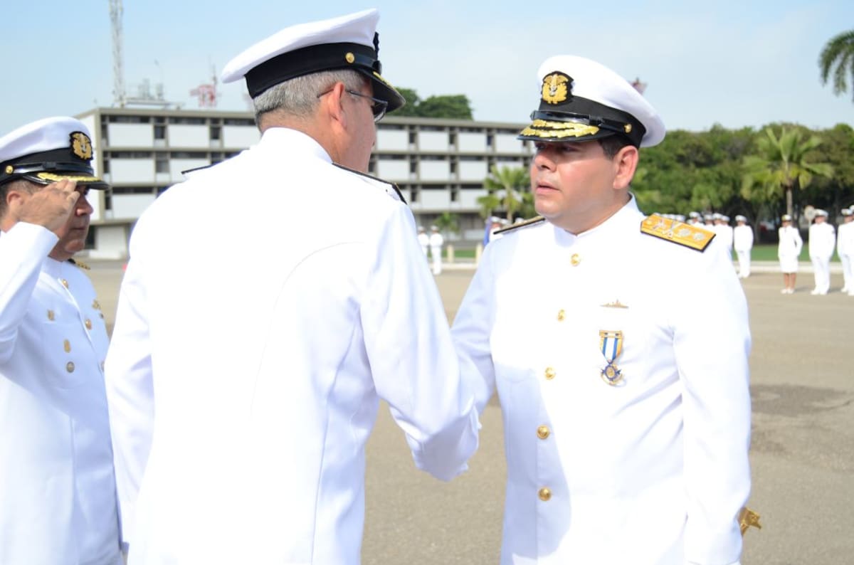 El contralmirante Benjamín Calle Mesa recibió la medalla Servicios Distinguidos a la Escuela Naval de Cadetes Almirante Padilla.