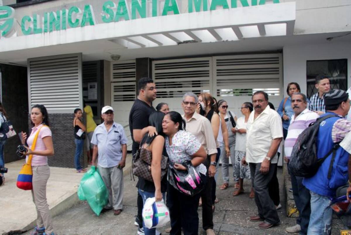 Los hijos del maestro Calixto Ochoa esperaron en las afueras de la clínica que el cuerpo sin vida de su padre fuera trasladado a la funeraria Los Angeles. MANUEL SANTIAGO PÉREZ/EL UNIVERSAL/