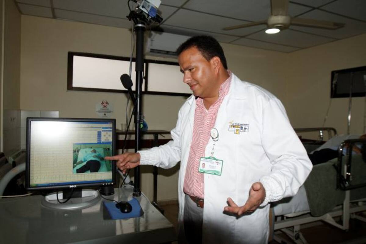 Mauricio Andrés Olave Aguirre, subdirector del Fire, enseña el sistema de videotelemetría que maneja la fundación y que registra la actividad cerebral de los pacientes con epilepsia contribuyendo a un mejor diagnóstico para su posterior tratamiento. CLAUDIA FORTICH - EL UNIVERSAL