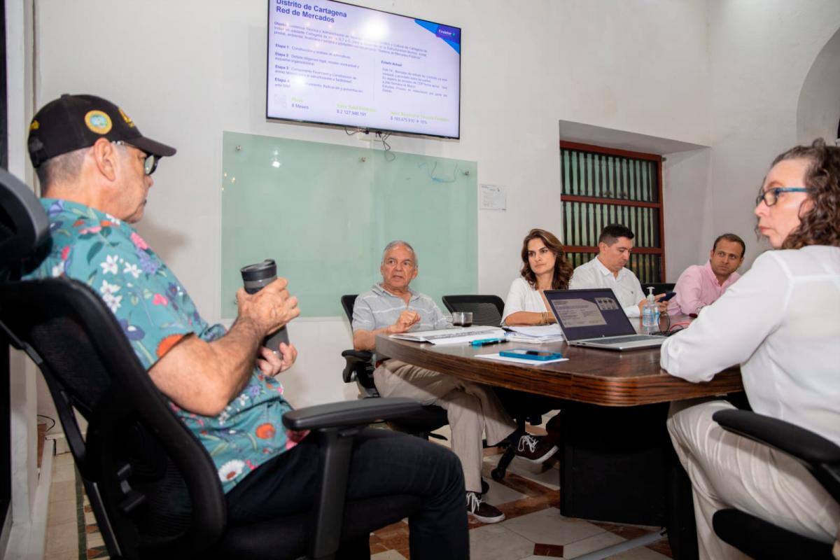 Tras el recorrido, los representantes de Findeter y Alcaldía se reunieron en el despacho del alcalde Dau. // CORTESÍA