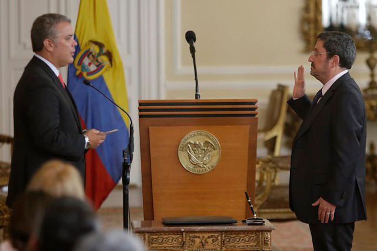 Duque le pidió a Francisco Santos regresar urgente a Bogotá para que explique lo conversado con Blum