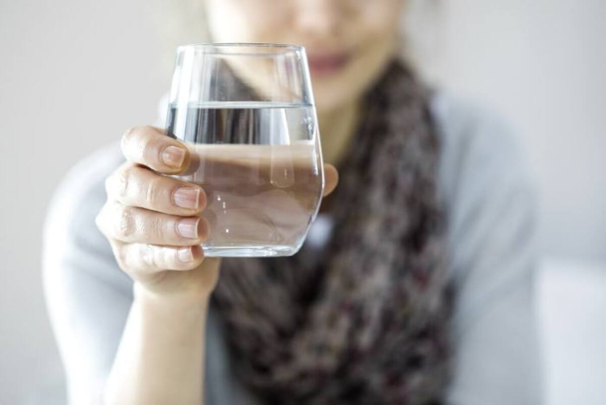 Beber más agua es recomendado “para individuos en climas secos y cálidos 123RF