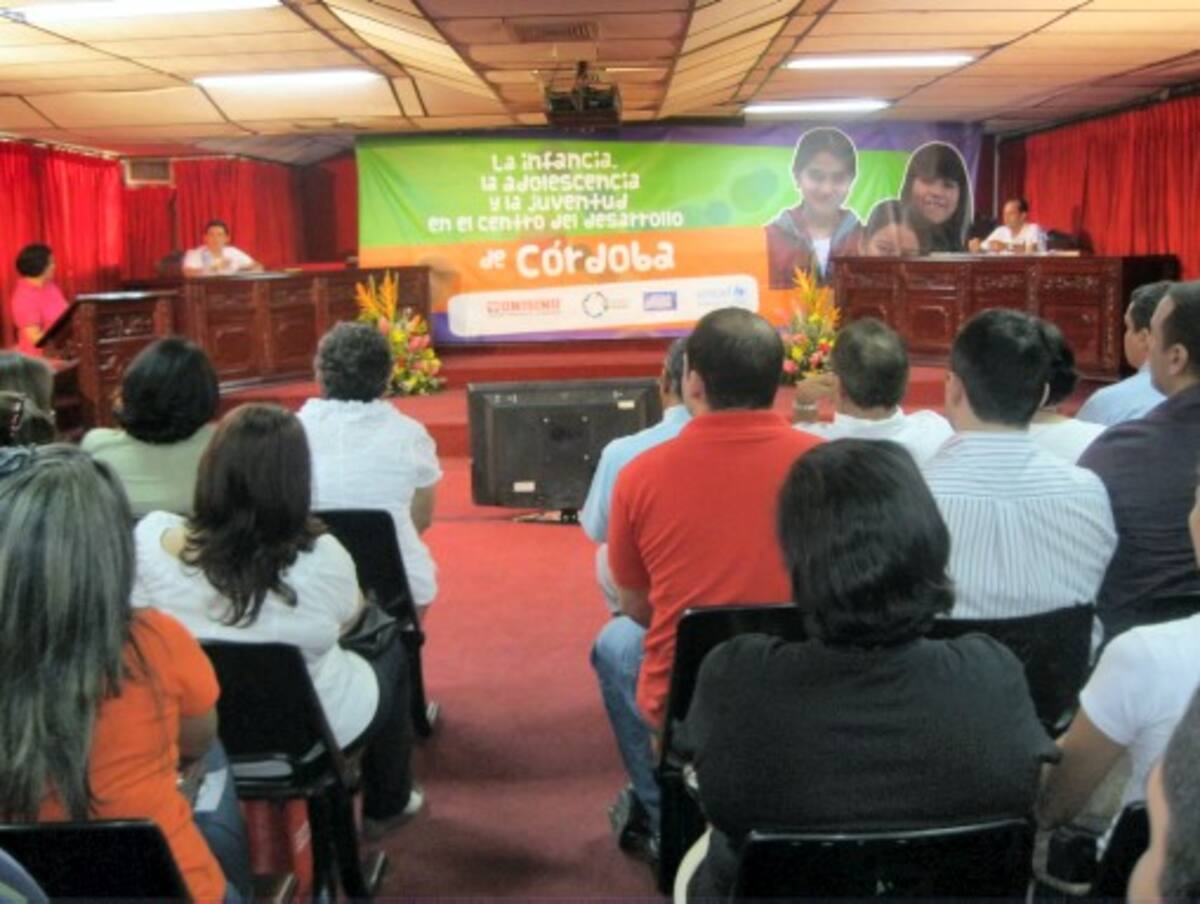 Los candidatos a la Gobernación Alejandro Lyons y Víctor Raúl Oyola en el debate sobre infancia y adolescencia.