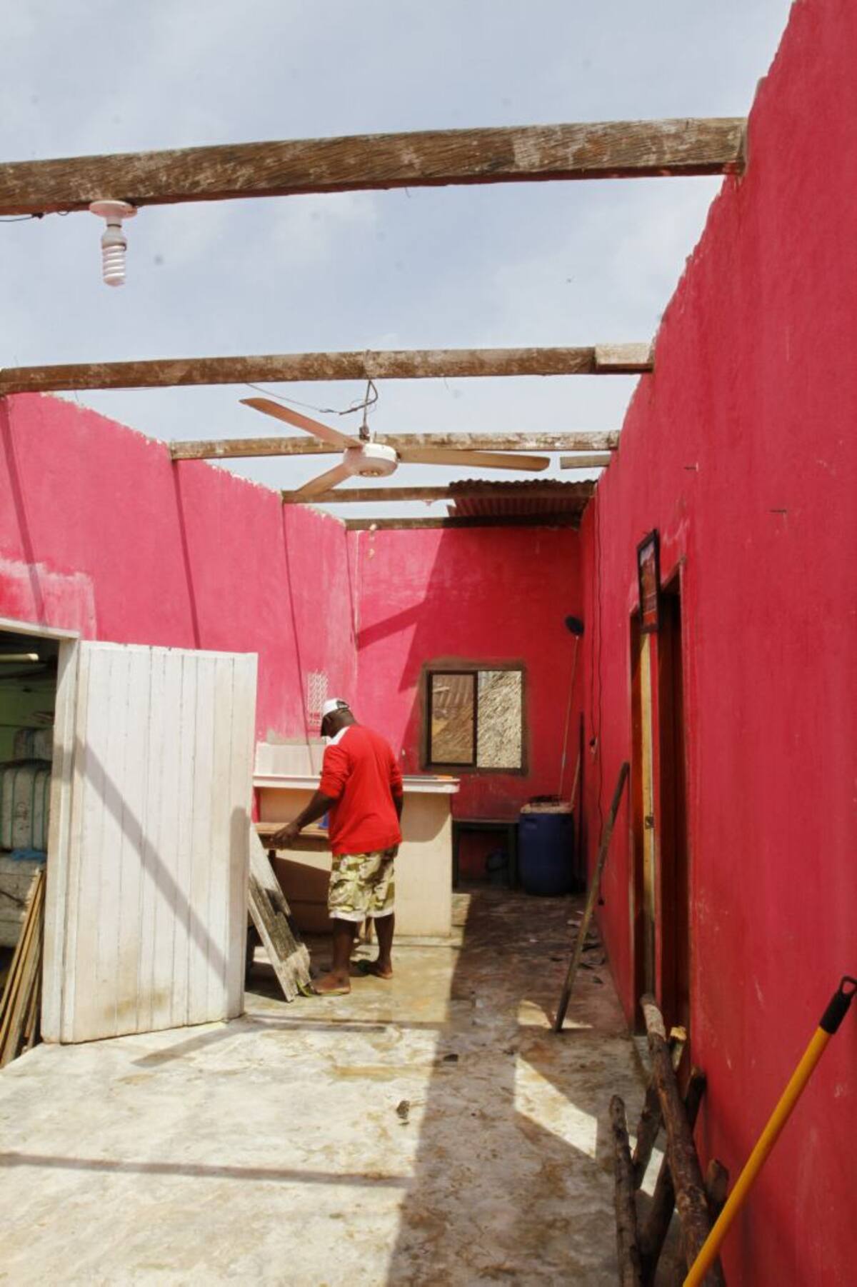 El fuerte viento además causó daños en techos de viviendas y caídas de árboles. Foto: Julio Castaño