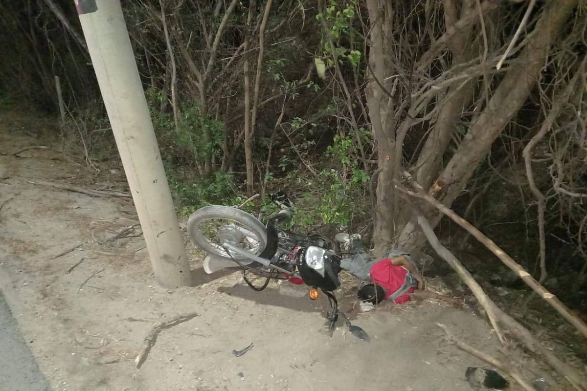 Hombre muere al chocar la moto contra árbol; una mujer resultó herida