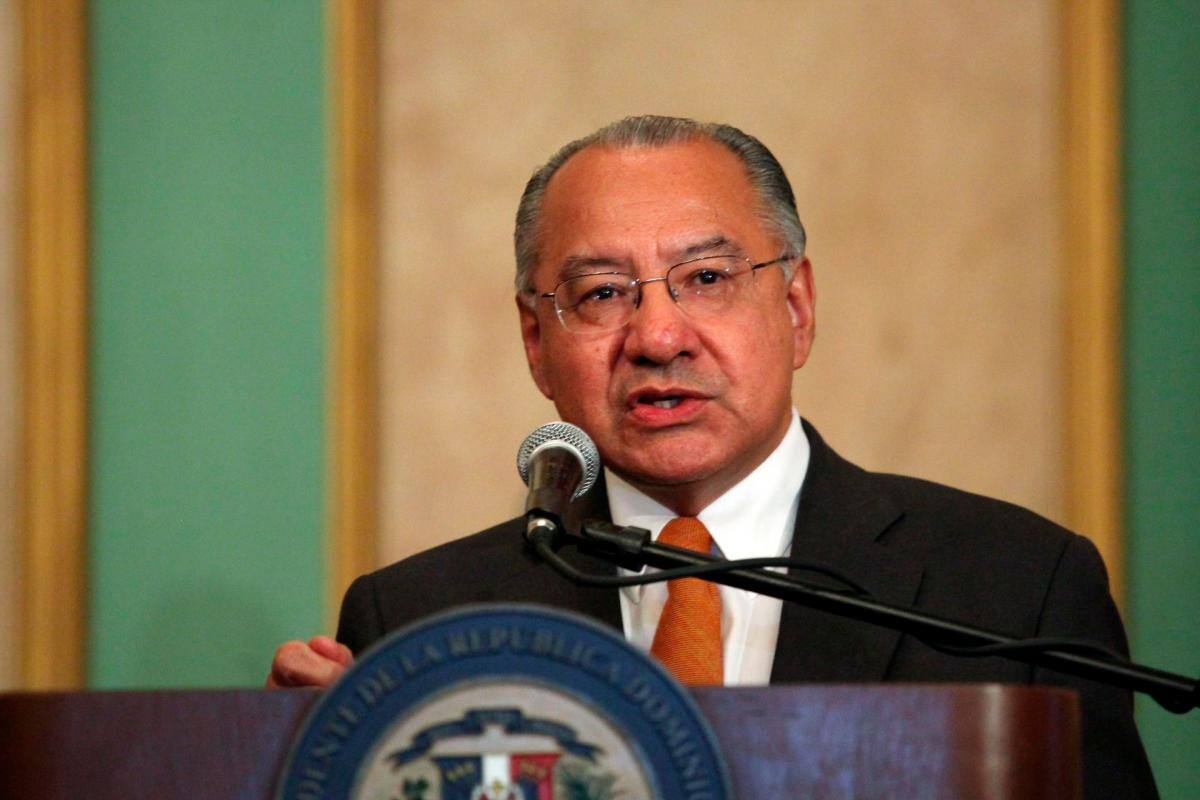 Arrestan a exembajador de EE.UU. acusado de espiar para Cuba