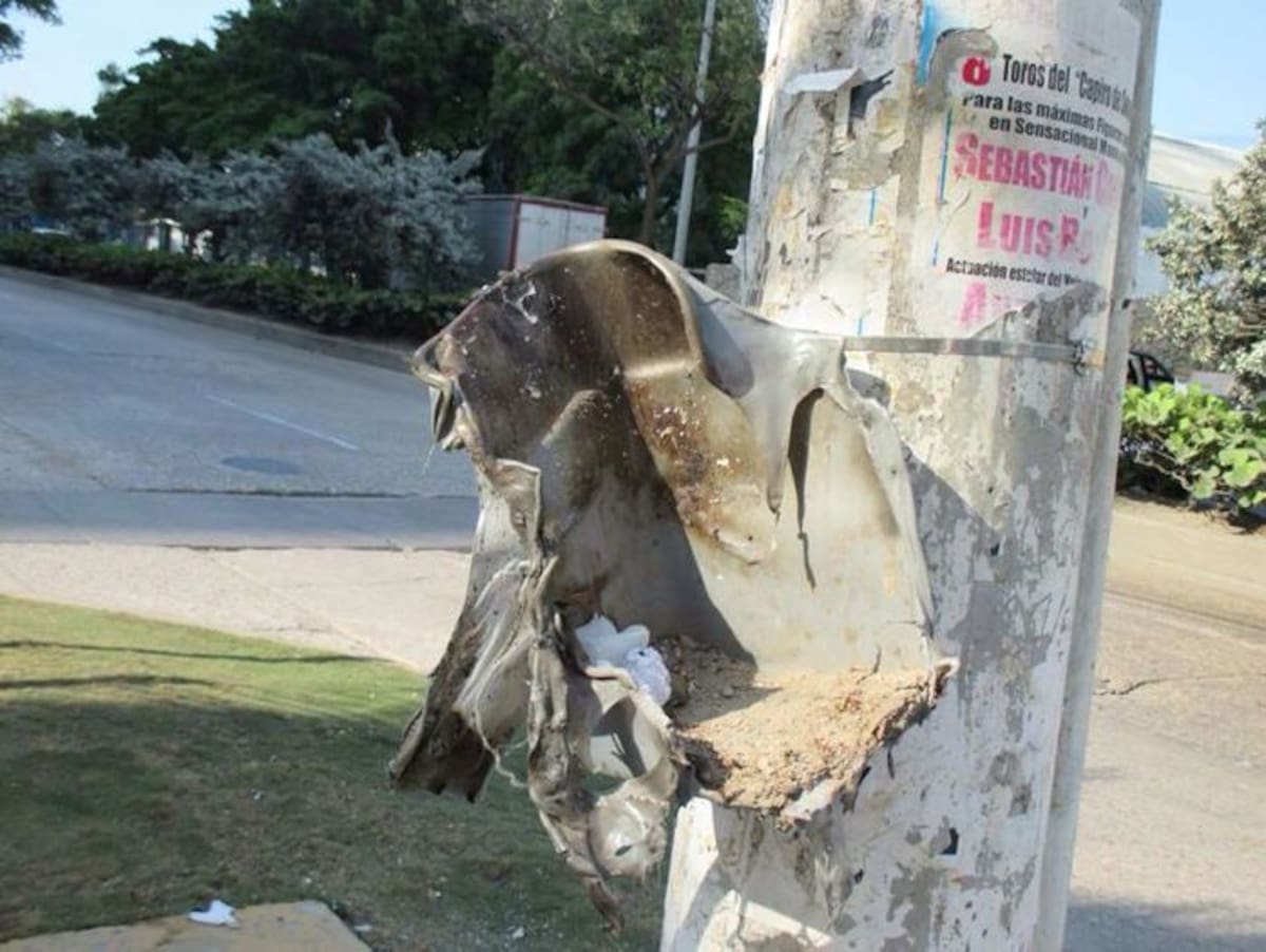 Se presume que alguien habría arrojado colillas de cigarrillo aún encendidas dentro de las canecas, y así habría empezado al combustión que terminó destruyéndolas. CORTESÍA