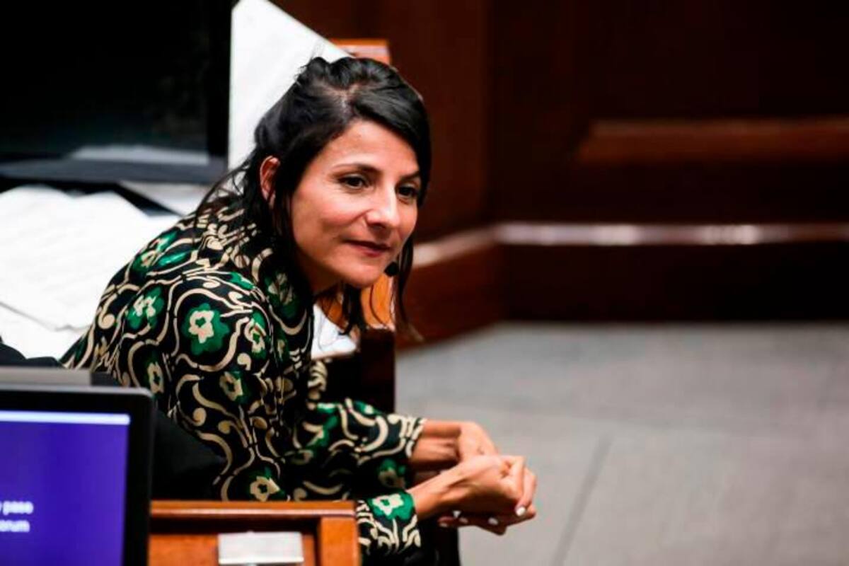 “Me hace libre”: ministra Vélez defiende uso de tenis en visita al rey de España