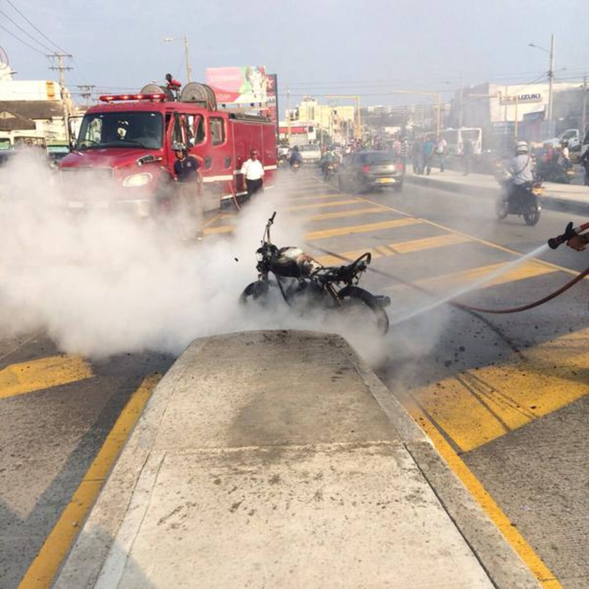 La motocicleta fue apagada por una máquina del Cuerpo de Bomberos. Cortesía @ClajoDaniel
