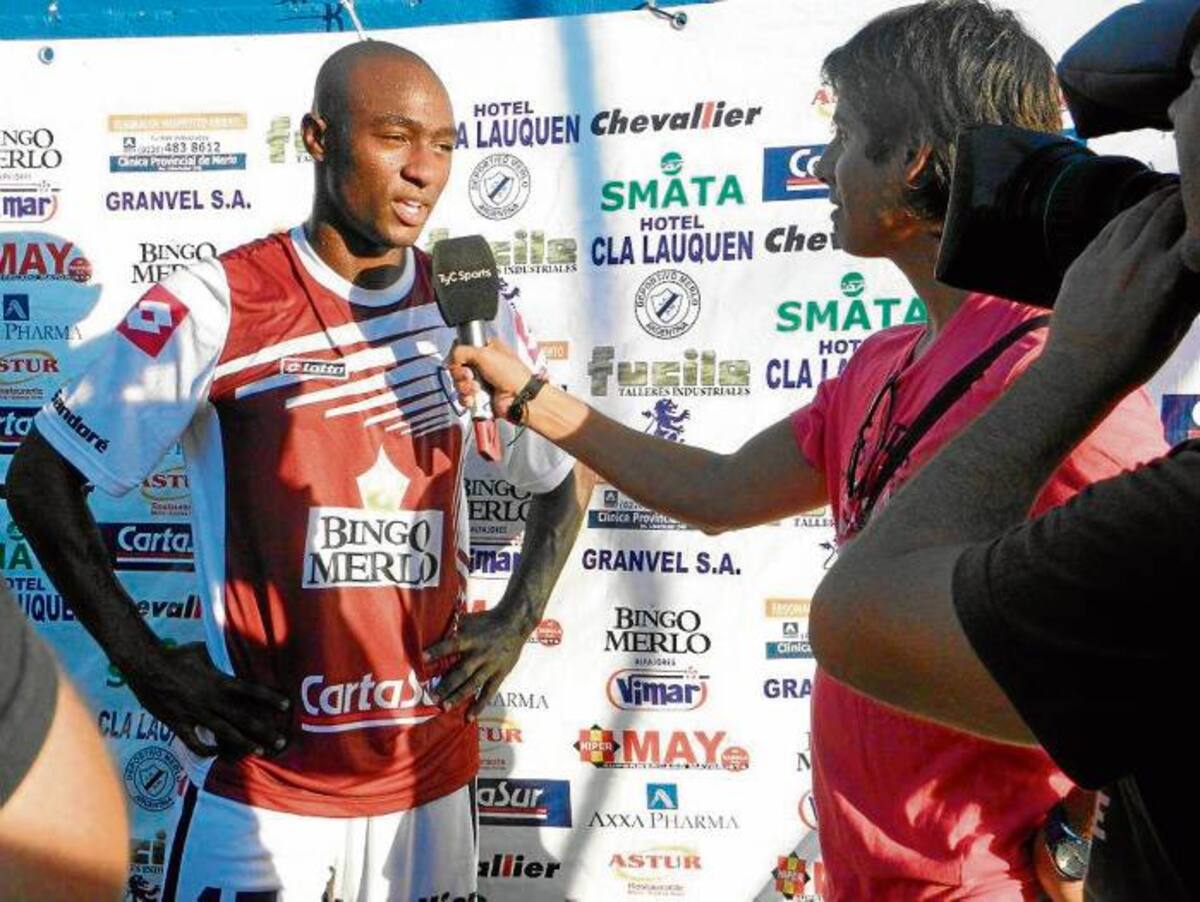 Oswaldo Blanco se robó todos los aplausos en el Parque San Martín, casa del Deportivo Merlo, al lograr sus primeros dos goles como profesional y ayudar en el triunfo 3-1. Cortesía