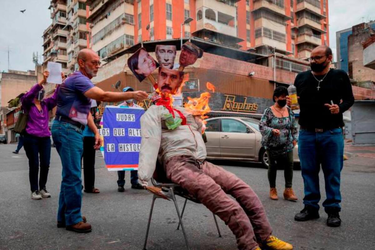 Queman figuras de Maduro y Putin para recrear muerte de Judas