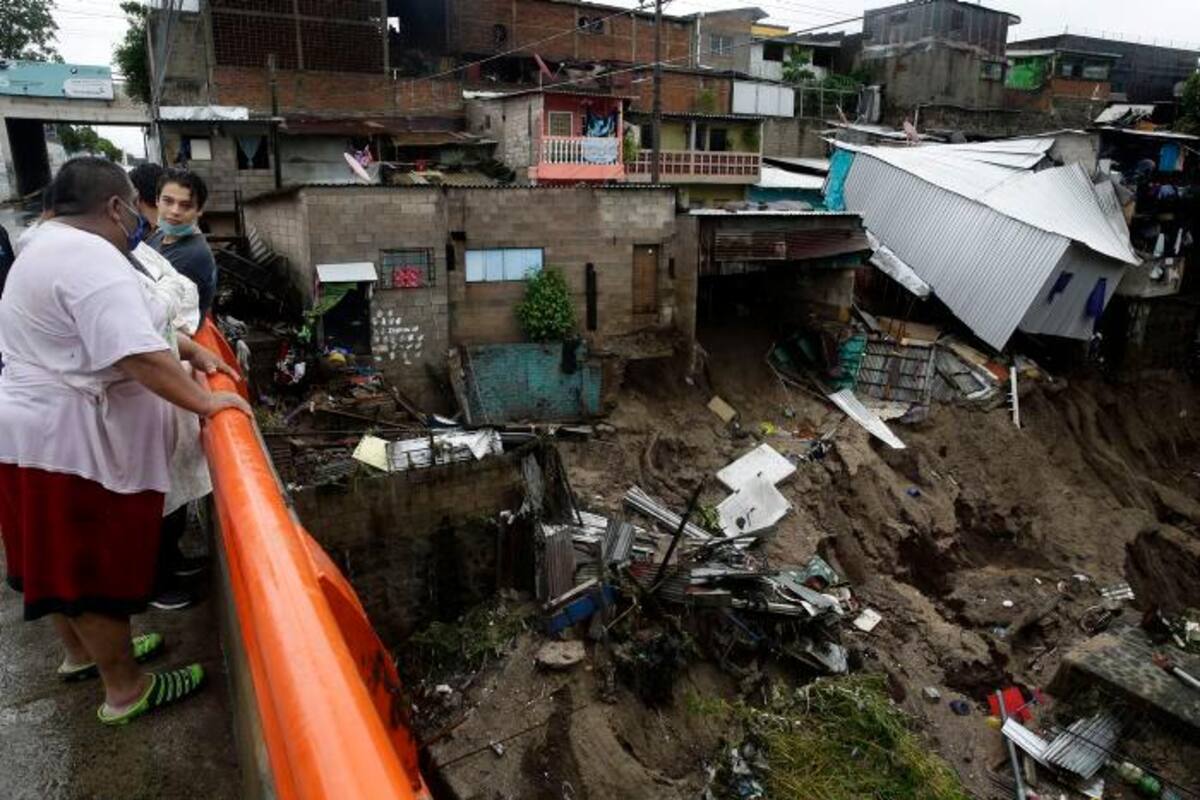 Amanda deja 14 muertos y más de mil familias albergadas en El Salvador