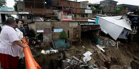 Amanda deja 14 muertos y más de mil familias albergadas en El Salvador