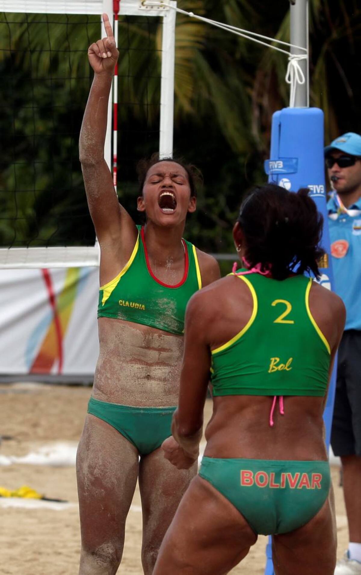 Claudia Polo (de frente) y Amarelys Muñoz celebran el triunfo ante Bogotá y disputarán el oro para Bolívar en el voleibol playa. Cortesía Coldeportes