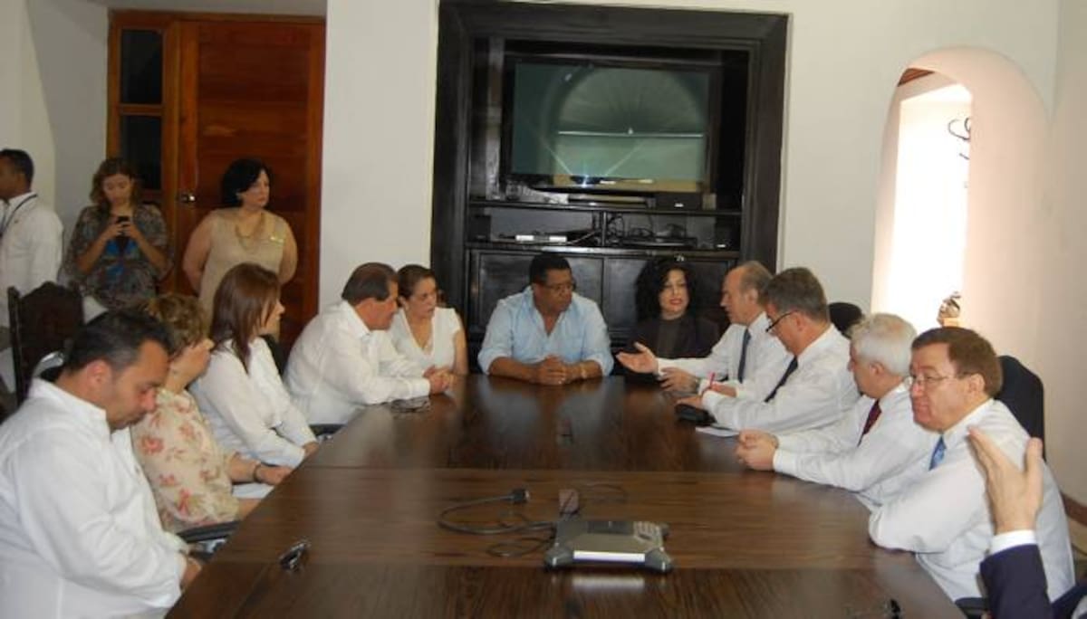 Antes del acto protocolaria, los alcaldes de Cartagena y Estambul, conversaron sobre posibles proyectos de cooperación. CORTESÍA VÍCTOR MARRUGO - PRENSA ALCALDÍA DE CARTAGENA