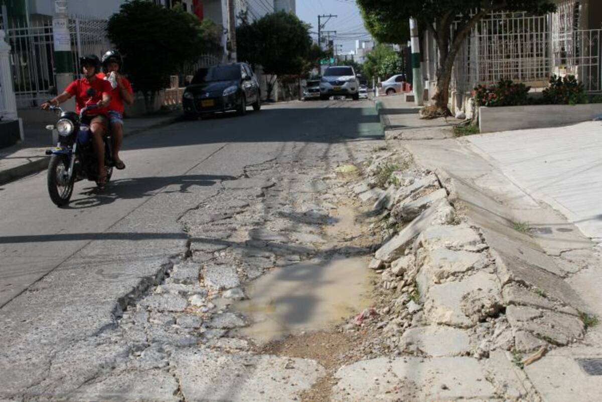 En la Carrera 64 del barrio Las Delicias se presenta un tramo en el que sobresale un “hueco” enorme. Óscar Díaz- El Universal.