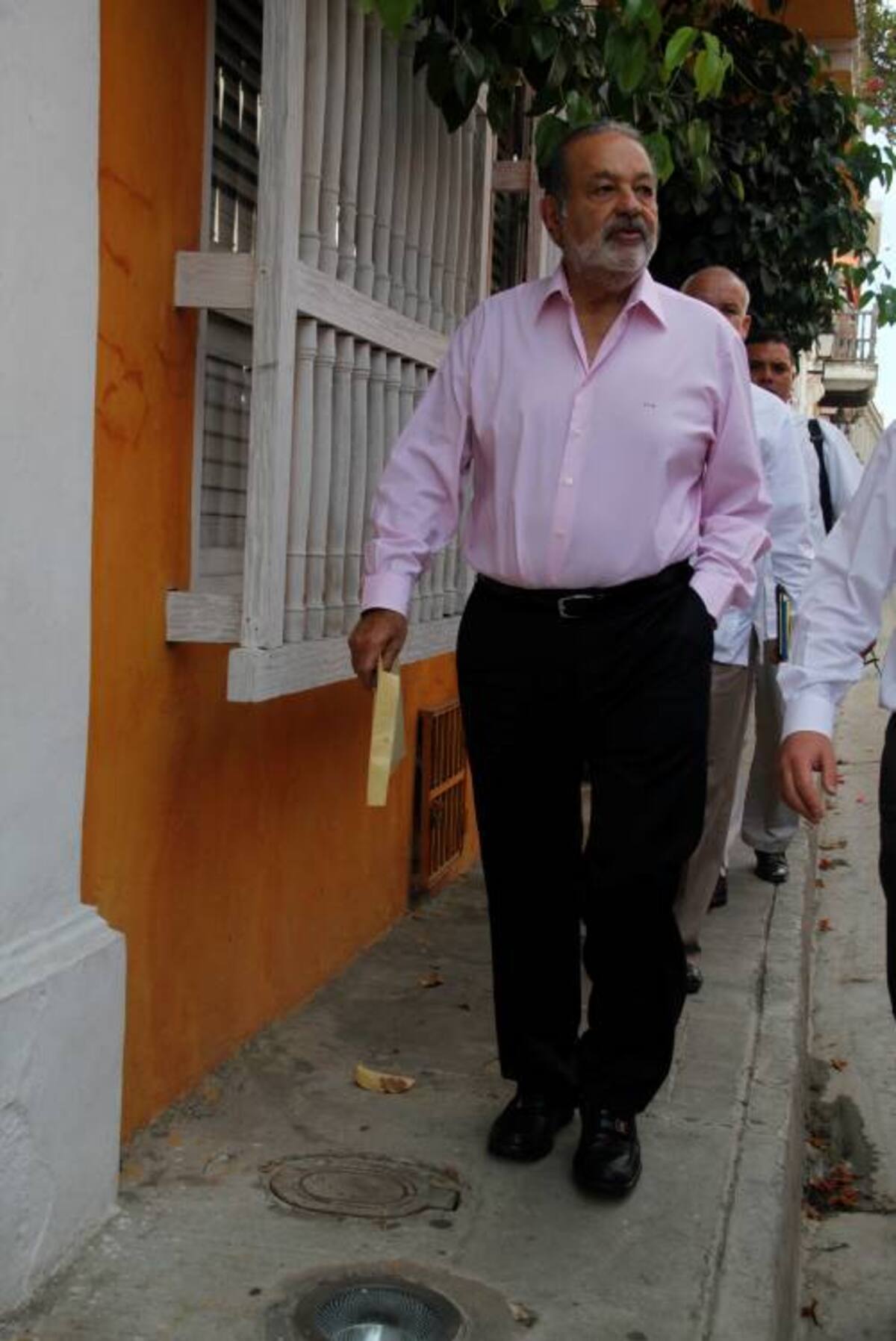 Como cualquier turista, Carlos Salim, el hombre más rico del mundo se paseó ayer por el barrio San Diego. Aquí su paso por la Calle Cochera del Hobo. ÓSCAR DÍAZ - EL UNIVERSAL