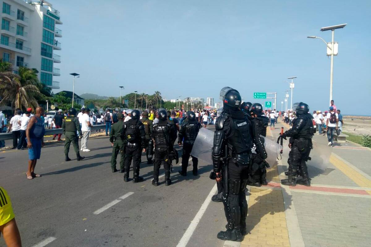 Protesta de habitantes de La Boquilla termina en enfrentamientos con el Esmad