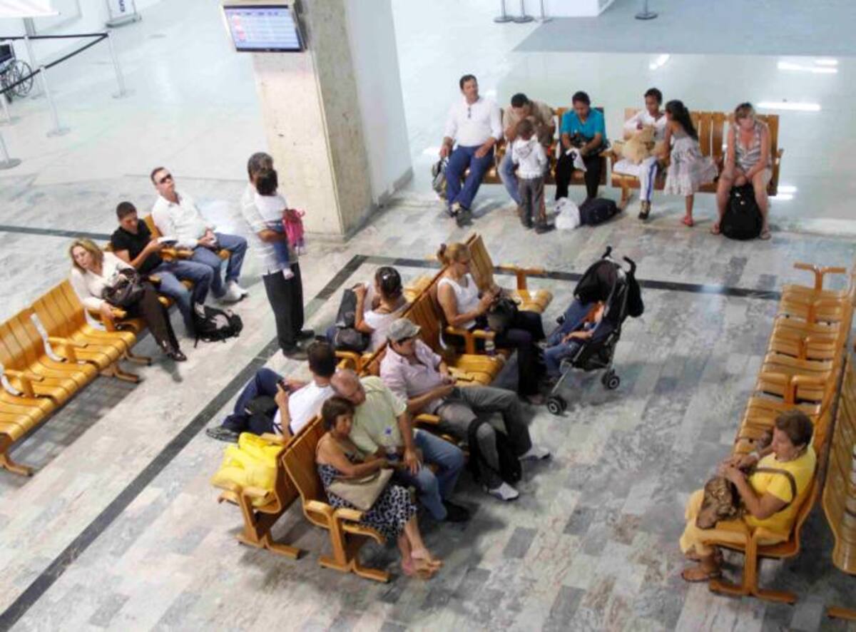Los pasajeros de al menos 5 vuelos que debían despegar del Aeropuerto Rafael Nuñez antes del mediodía de ayer, debieron esperar incluso por más de 2 horas ante las dificultades para el flujo de las operaciones aéreas. KAILLINE GIRALDO-EL UNIVERSAL