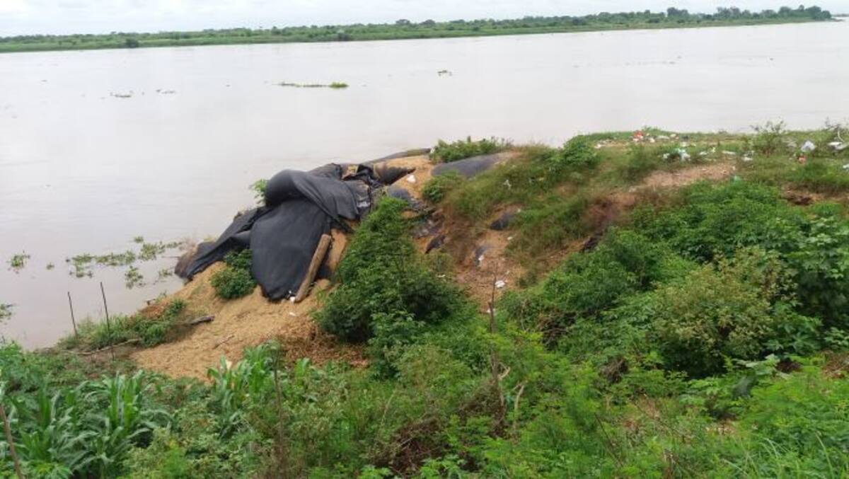 La fuerza del río no solo ha hecho que la calle desaparezca, sino que hoy en día tiene en riesgo a 120 familias que piden una urgente atención antes que se presenten hechos que lamentar. Lila Leyva/ El Universal/