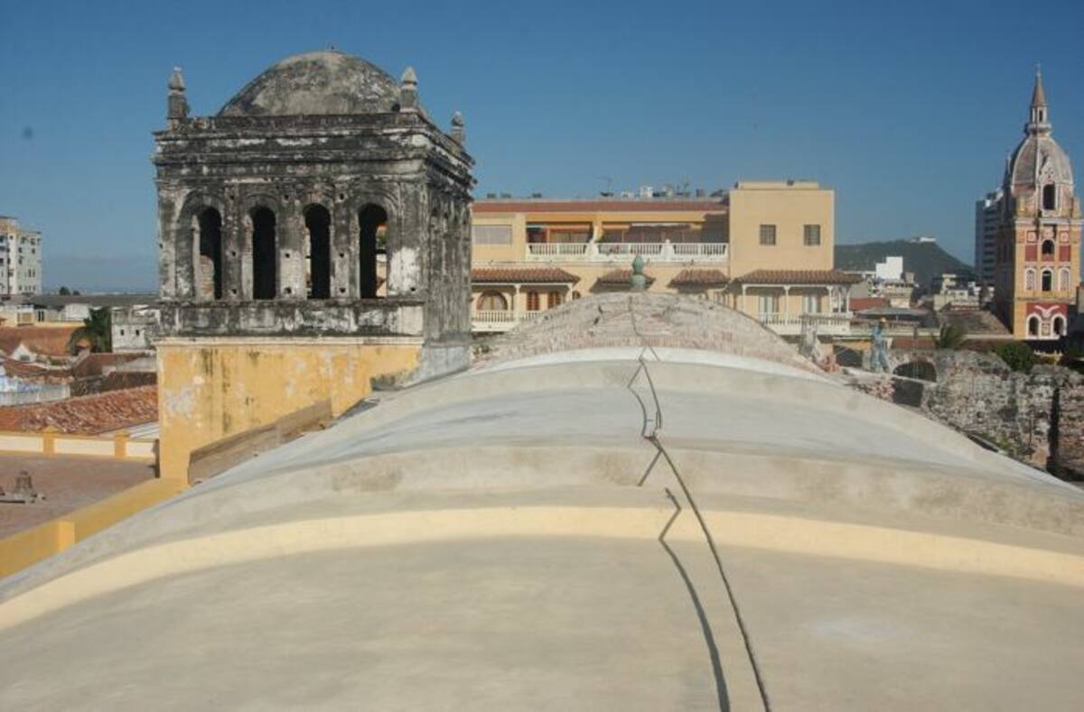El Diablo, luego de convertirse en un remolino, trató de embestir la torre de la Iglesia de Santo Domingo. ARCHIVO