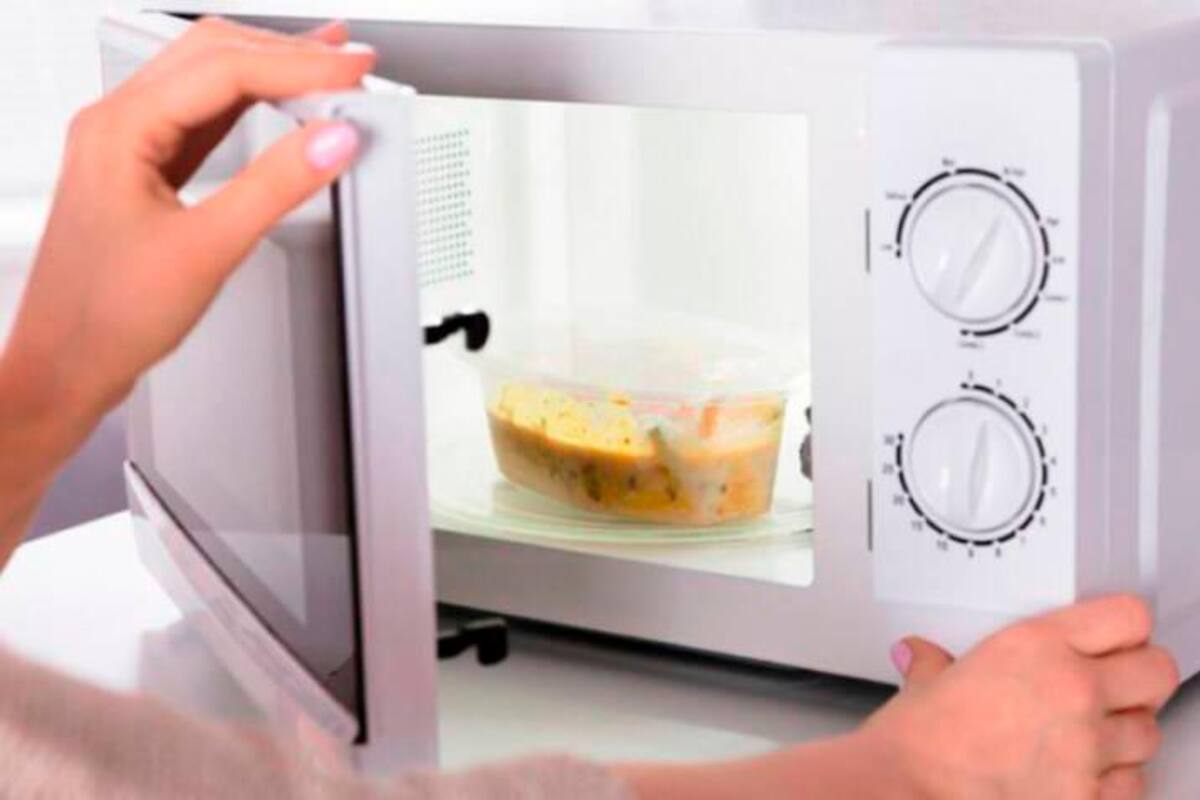 ¿Calienta alimentos en recipientes plásticos? Así puede afectar su salud