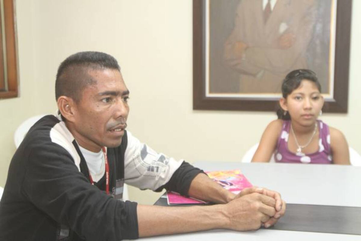 Luego del esfuerzo de su padre, Dayana fue operada en su ojo y hoy puede ver mejor. Raúl Barroso y su hija, en su segunda visita a El Universal. JULIO CASTAÑO - EL UNIVERSAL