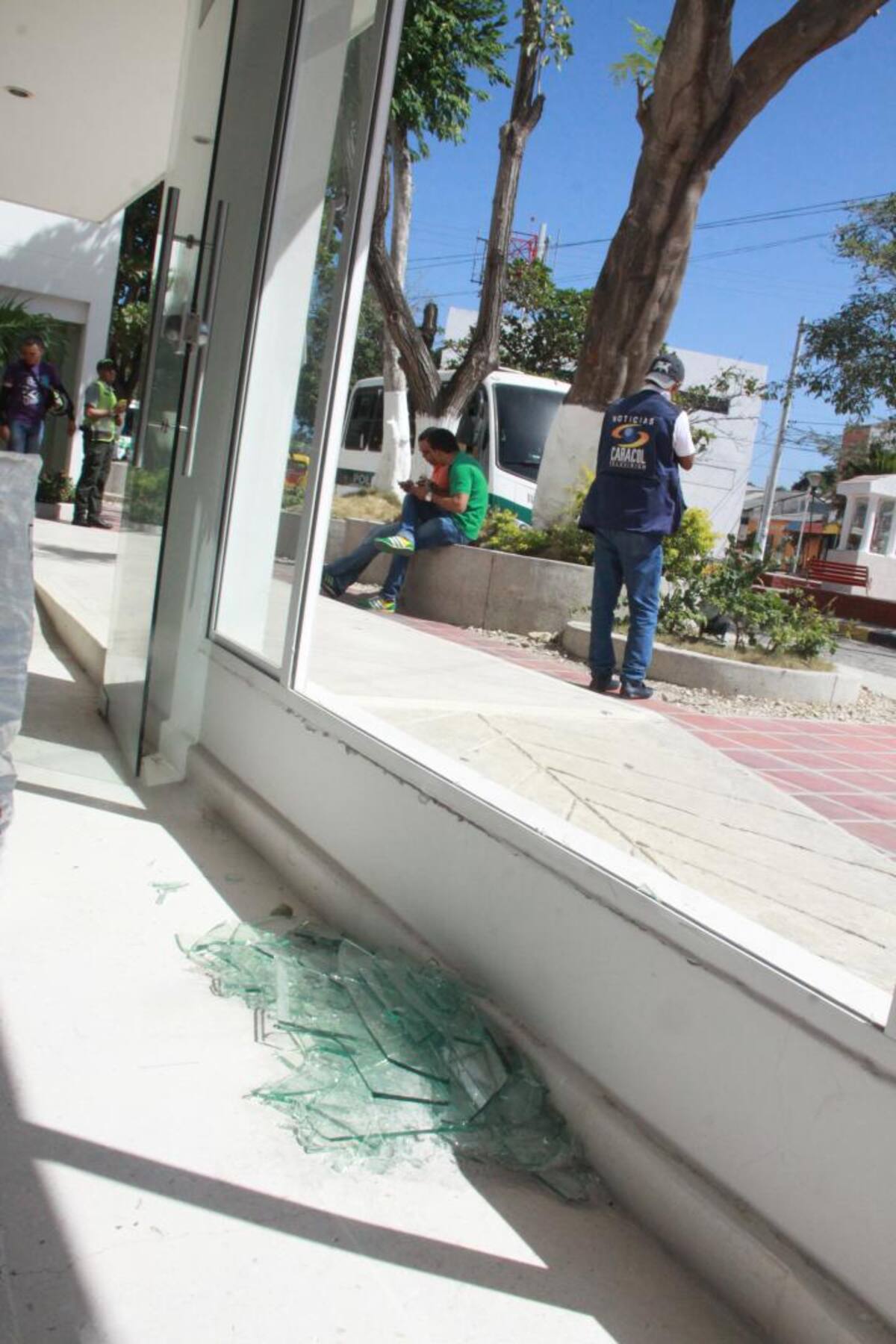 Los amigos y familiares de los capturados rompieron dos vidrios de la fachada de la estación. CORTESÍA
