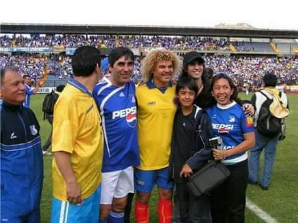 ‘El Pájaro’ Juárez junto a la gloria colombiana Carlos ‘el Pibe’ Valderrama, con ocasión de un juego amistoso en homenaje al atacante guajiro Arnoldo Iguarán, en El Campín de Bogotá, en el 2009.