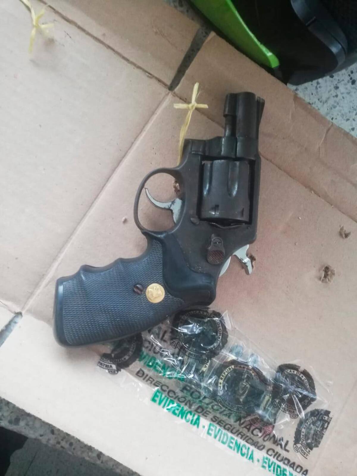 Al hombre capturado, la Policía le incautó un revólver calibre 38.