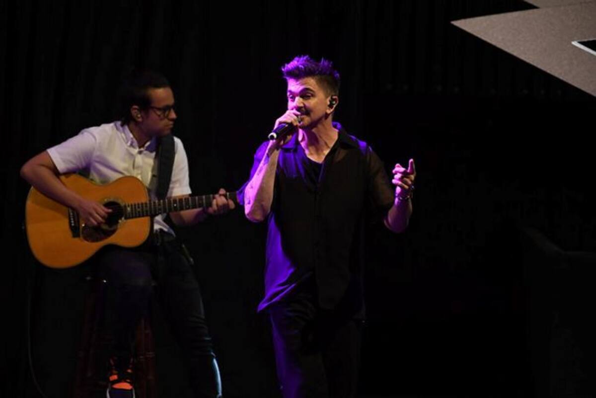 Juanes recogió su premio de manos de Antonio Banderas y David Bisbal. COLPRENSA.