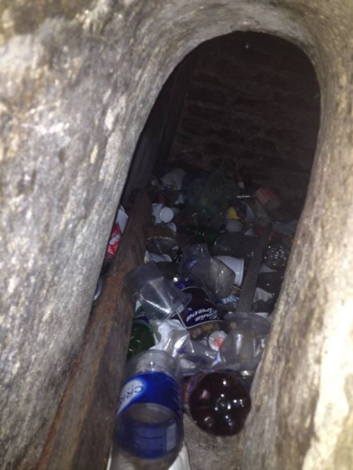 Desconocidos retiraron una parte de las piedras de la muralla en el sector de la Torre del Reloj para acumular basuras y, supuestamente, esconder droga. Cortesia