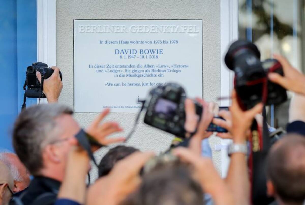 Placa en honor a David Bowie. AP