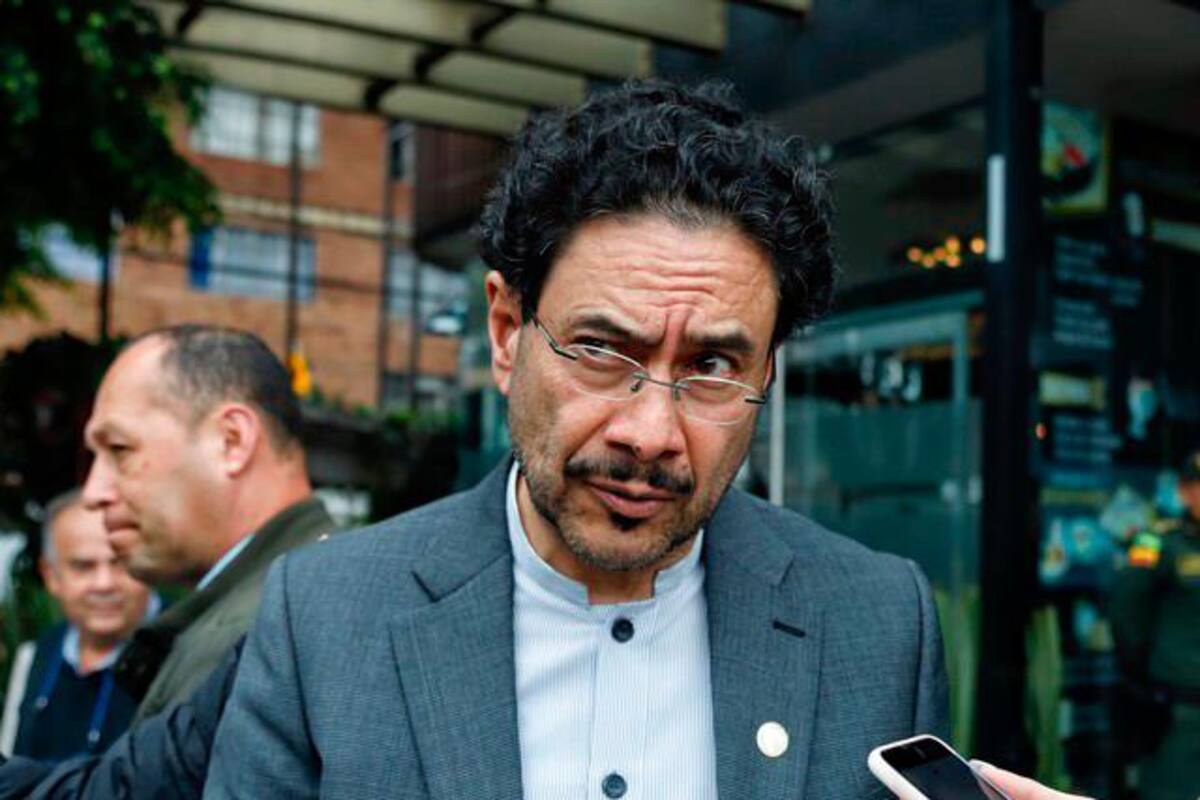 Senador Iván Cepeda radica polémico proyecto de ley contra crímenes a la paz
