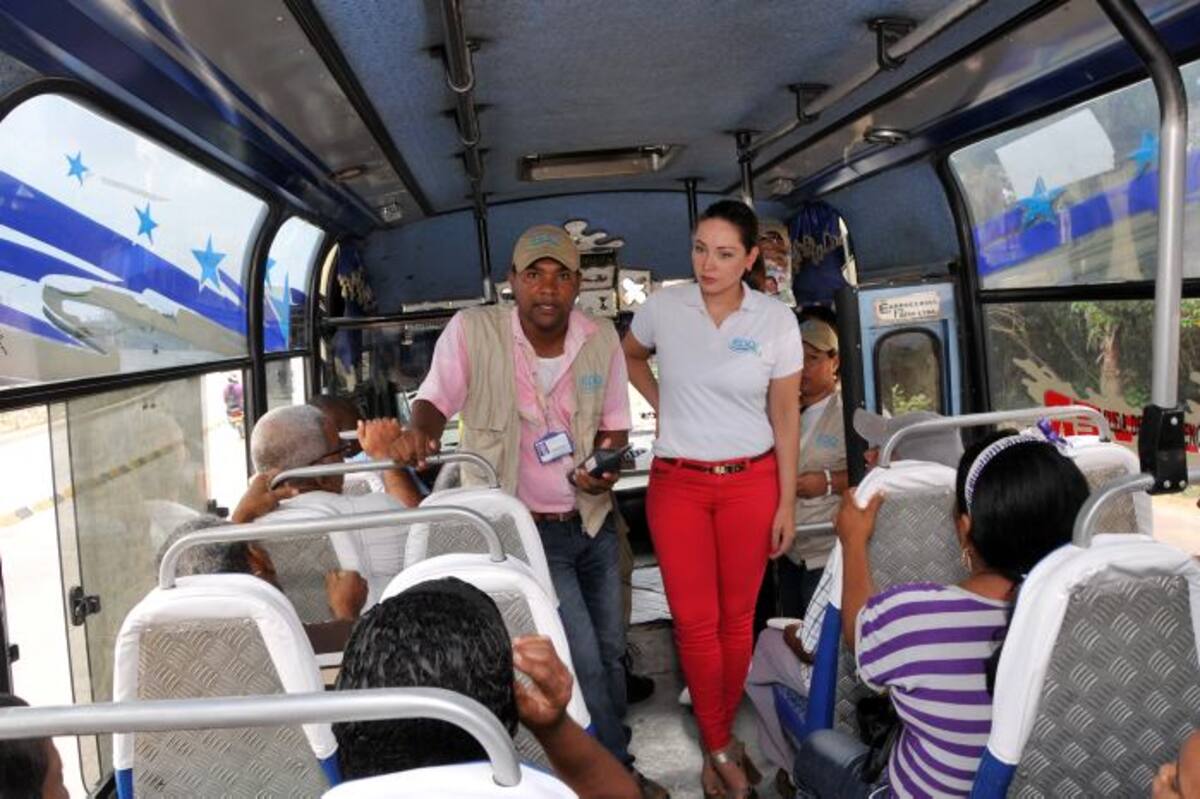 La directora del EPA, María Angélica García, y el coordinador del Área de Ruido, explican a los pasajeros que pueden exigirle al conductor que le baje el volumen a la música. CORTESÍA
