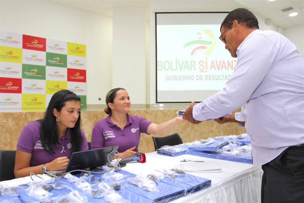 Entrega de tabletas a docentes de Bolívar. Cortesía