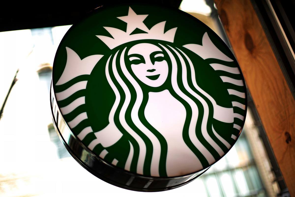 Denuncian a Starbucks por “amenazas, intimidación y vigilancia” a trabajadores