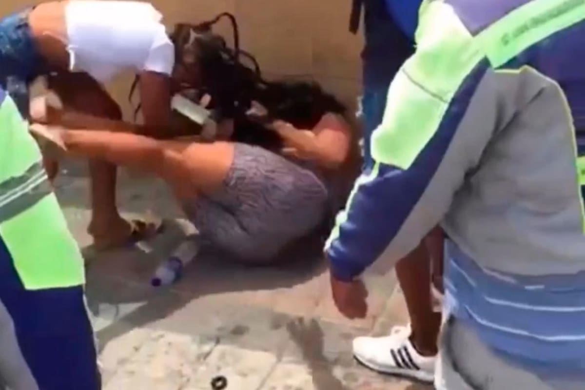 Video: Mujeres se van a los golpes a las afueras del Caribe Plaza