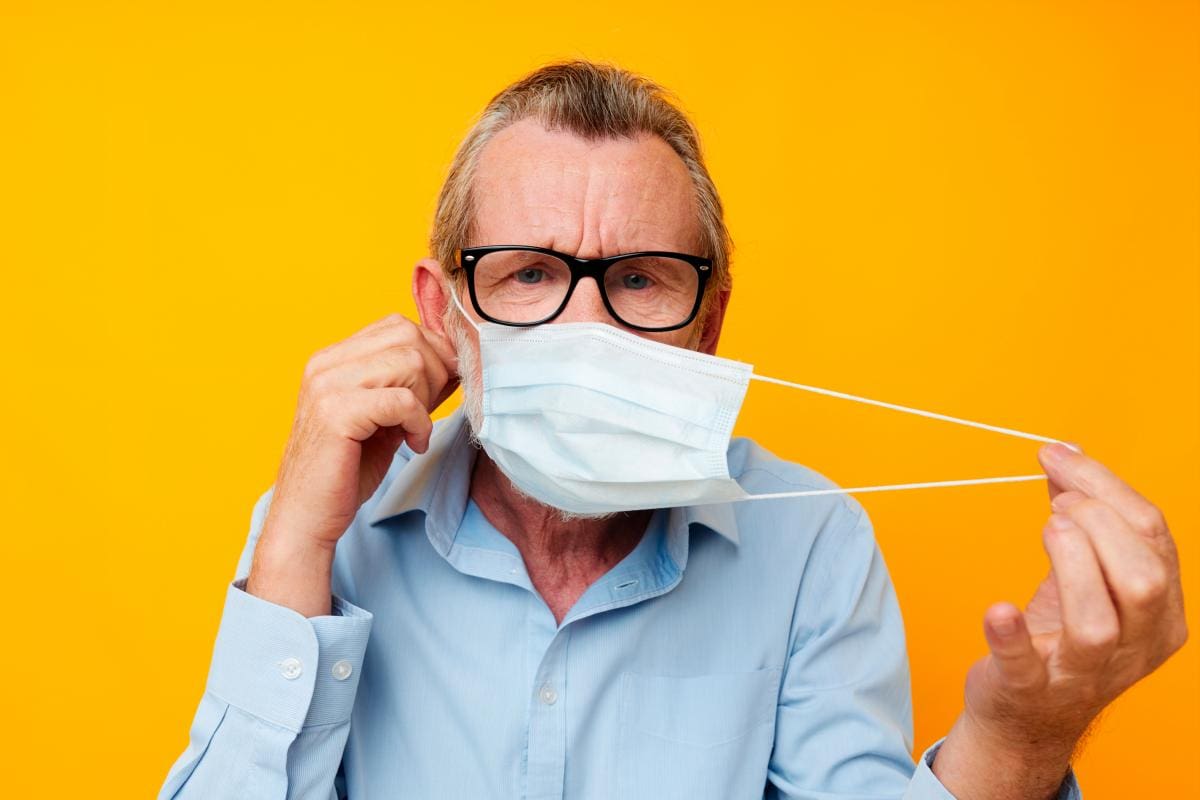 Mayores de 65 años con Covid ya no son pacientes de alto riesgo