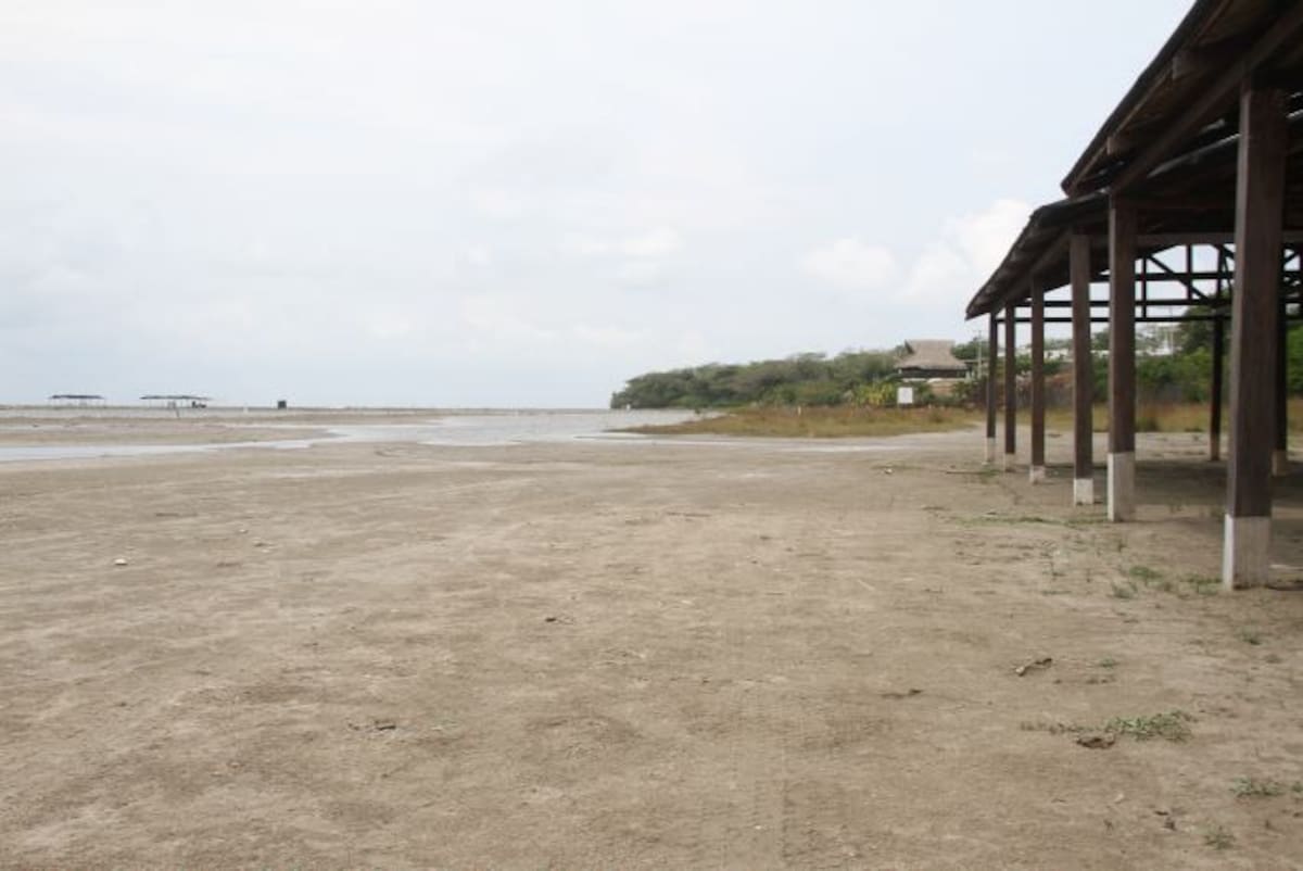 Las playas quedan más allá de las dos pequeñas carpas que se observan a la izquierda. JORGE PUERTA - EL UNIVERSAL