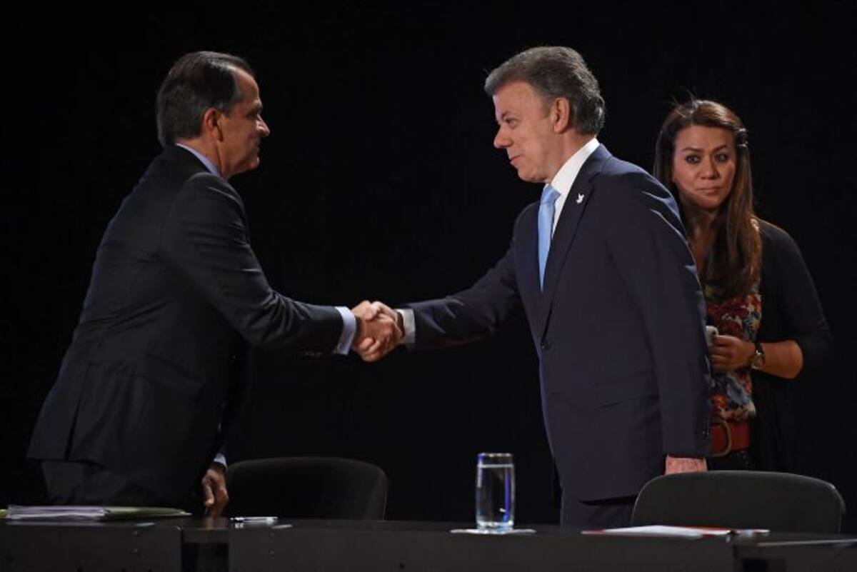 Óscar Iván Zuluaga y Juan Manuel Santos se saludan al término del debate de RCN televisión anoche, AFP